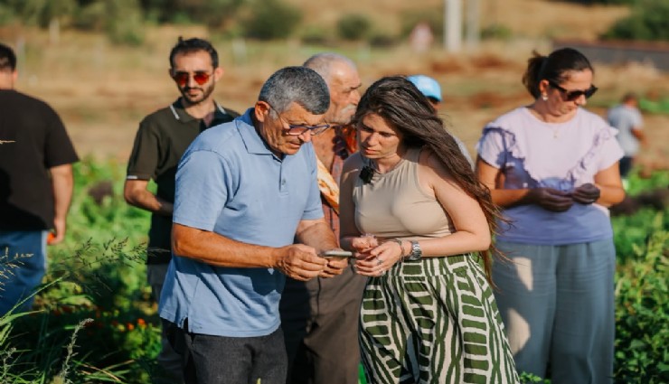 Çeşme'de Başkan Denizli'den üreticiye destek