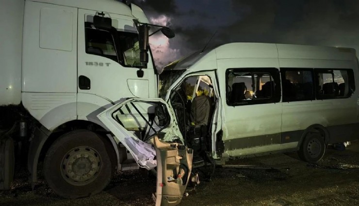 Hatay'da işçi servisi ile tır çarpıştı: 1 ölü, 15 yaralı
