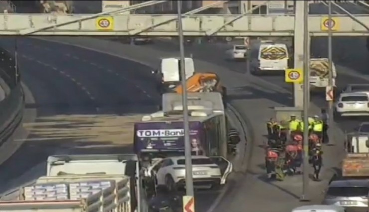 İstanbul'da otomobil İETT otobüsüne çarptı: 3 kişi hayatını kaybetti