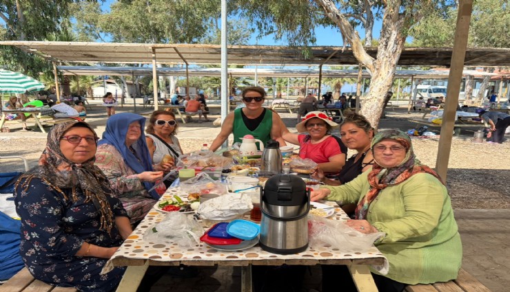 Karabağlarlı kadınlara Pamucak'ta moral dolu gün