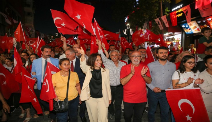 Karşıyaka’da 30 Ağustos coşkusu Çarşı’ya taştı