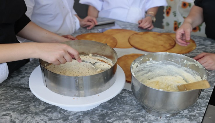 Konak’ta kadınlara pastacılık eğitimi: Yeni dönem kayıtları başladı