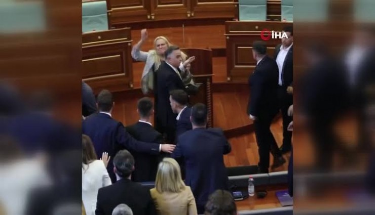 Kosova Meclisi karıştı: Başbakan Kurti'ye yumurta fırlatıldı