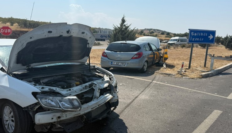 Kula'da feci kaza: Kavşakta çarpışan araçlar savruldu