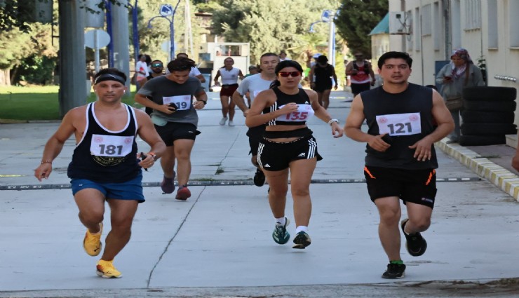 Manisa'da zafer koşusuna her yaştan katılım: 9'dan 86'ya 550 kişi koştu