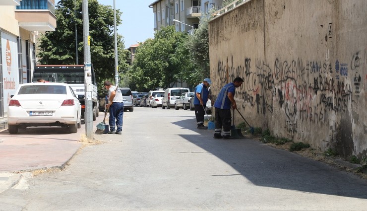 Menderes'te caddeler için kapsamlı temizlik çalışması