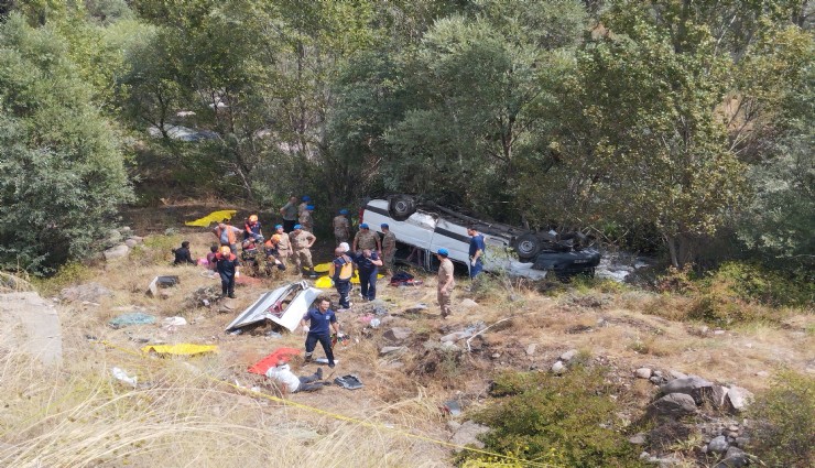 Sivas'ta minibüs şarampole yuvarlandı: 4 can kaybı, 4'ü ağır 10 kişiyi yaralandı