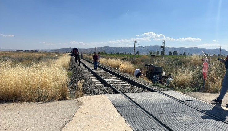 Tren pat pata çarptı: 1 ölü, 2 yaralı