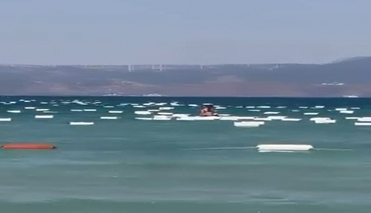 Çeşme’de denizi köpük kutular bastı