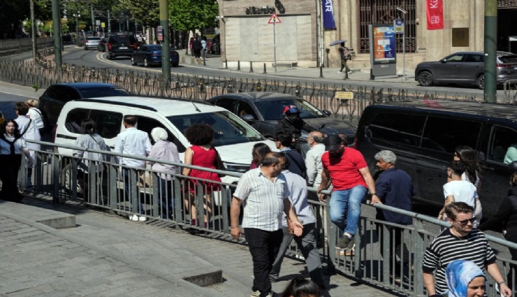Karaköy'de karşıya geçmek isteyen yayaların zor anları