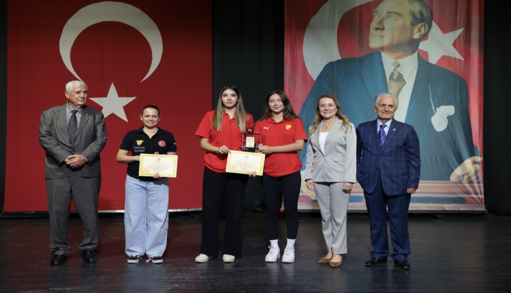 Konak'ta vefa gecesi: Spora emek veren 41 kişiye ödül