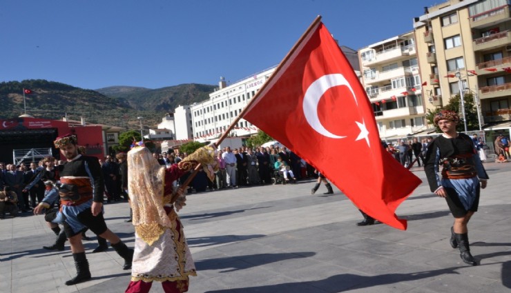 Manisa'da kurtuluşun 104. yılına coşkulu kutlama