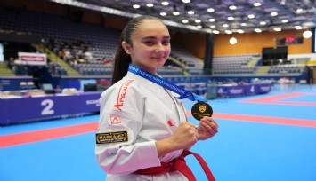 Milli karateci Yüsra Bozbey'den İsveç'te altın madalya