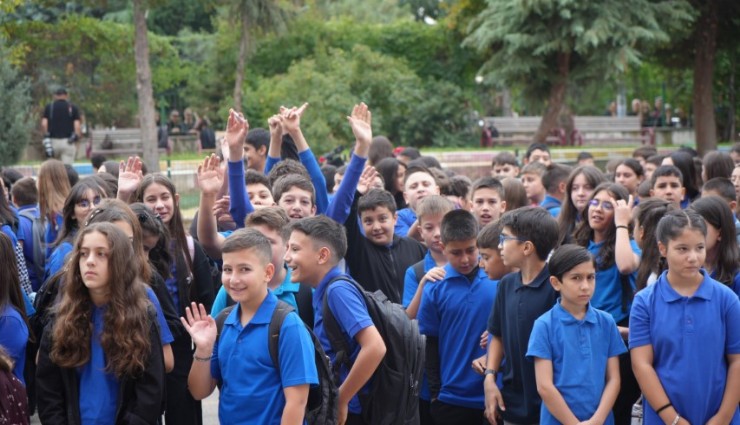 Okullarda ilk gün heyecanı: Milyonlarca öğrenci ders başı yaptı