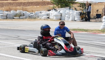 Uşak'ta karting heyecanı: 45 sporcu piste çıktı